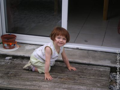 Amélie adore jouer sur la terrasse avec les cailloux.