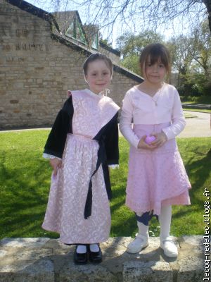 Anna et sa cousine Caroline en costume breton